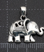 T11-22 背上鏤空大象墜飾