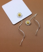 EL-66	黃蕊花朵拉線耳環